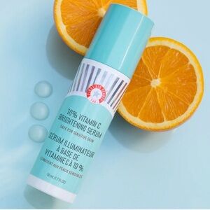 FIRST AID BEAUTY - 10% Vitamin C Brightening Serum